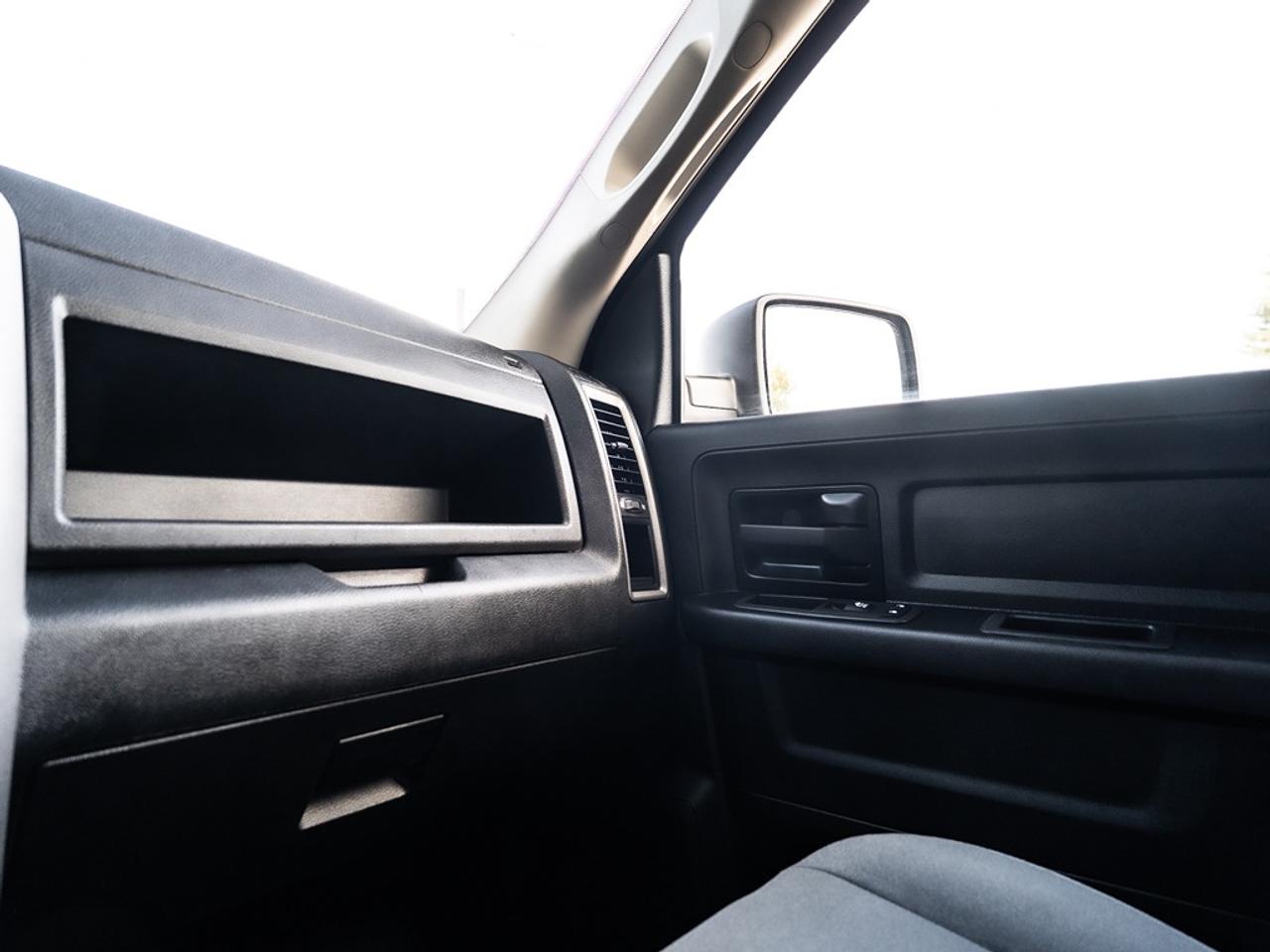 2022 RAM 1500 Classic Express 4x4 Crew Cab Photo14