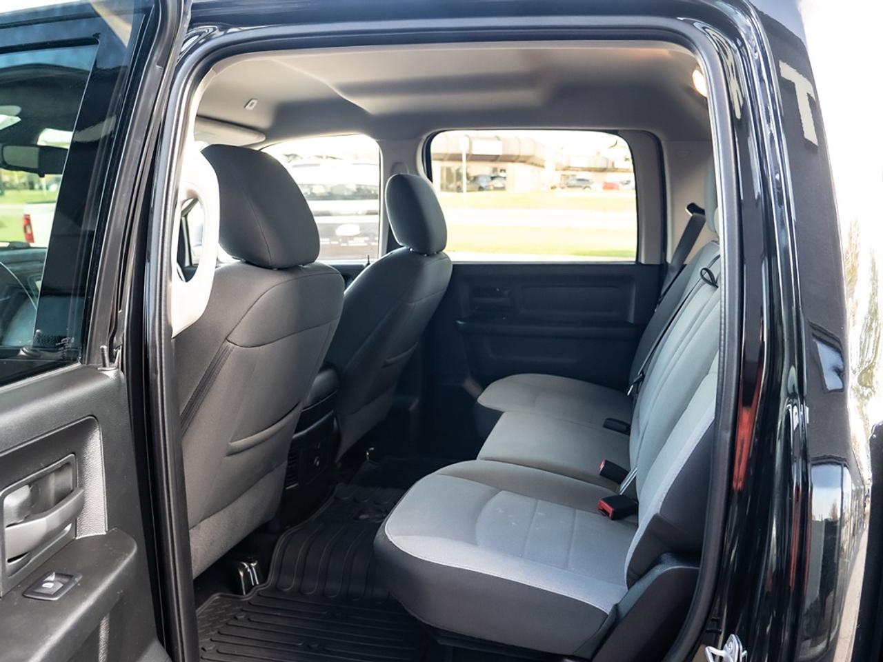 2022 RAM 1500 Classic Express 4x4 Crew Cab Photo17