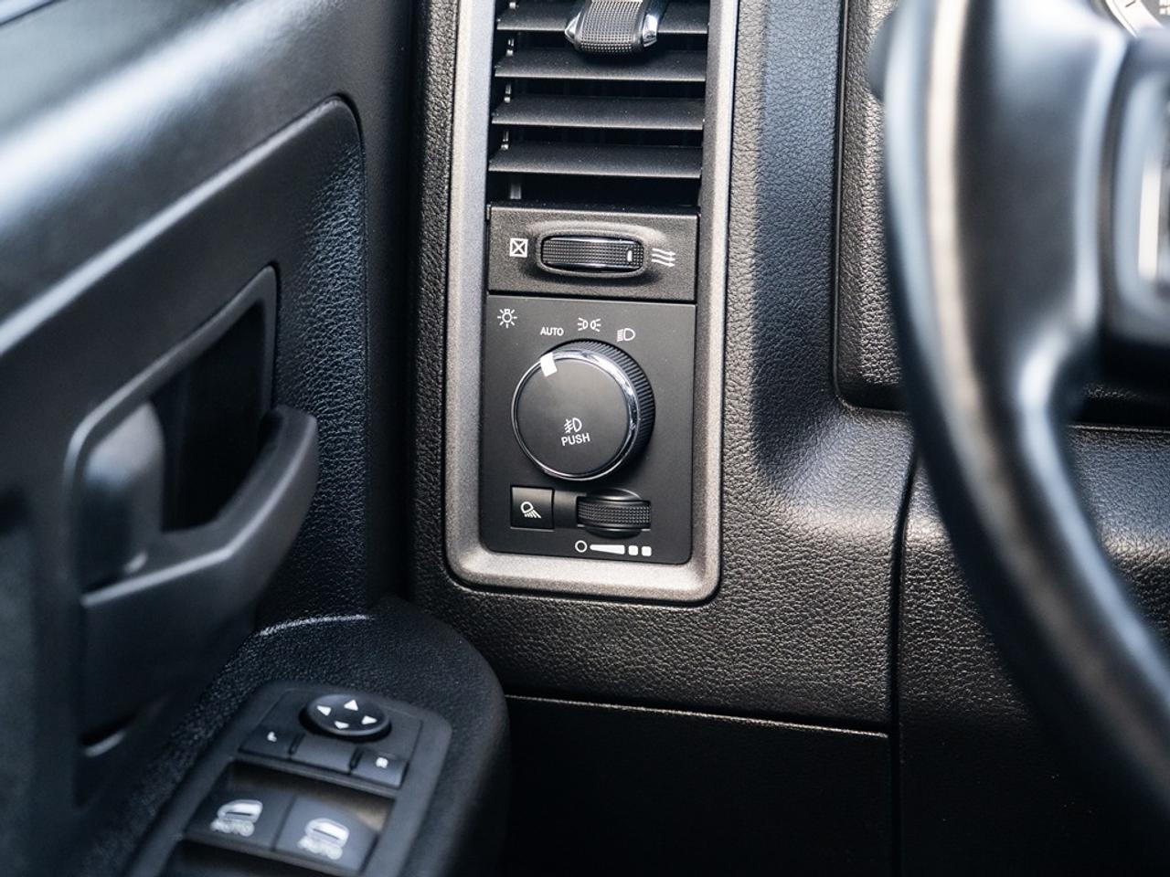 2022 RAM 1500 Classic Express 4x4 Crew Cab Photo33