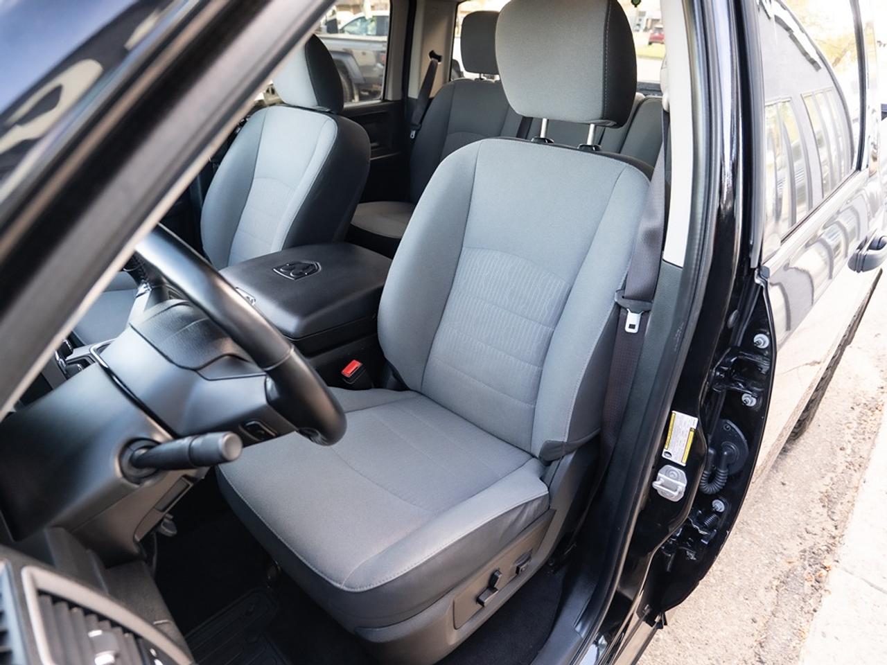 2022 RAM 1500 Classic Express 4x4 Crew Cab Photo18