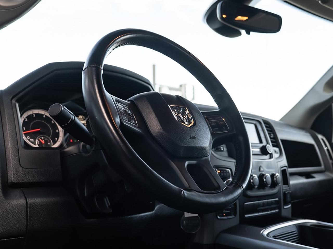 2022 RAM 1500 Classic Express 4x4 Crew Cab Photo35