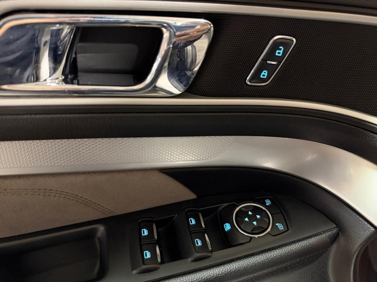 2017 Ford Explorer 4WD 4dr XLT Photo