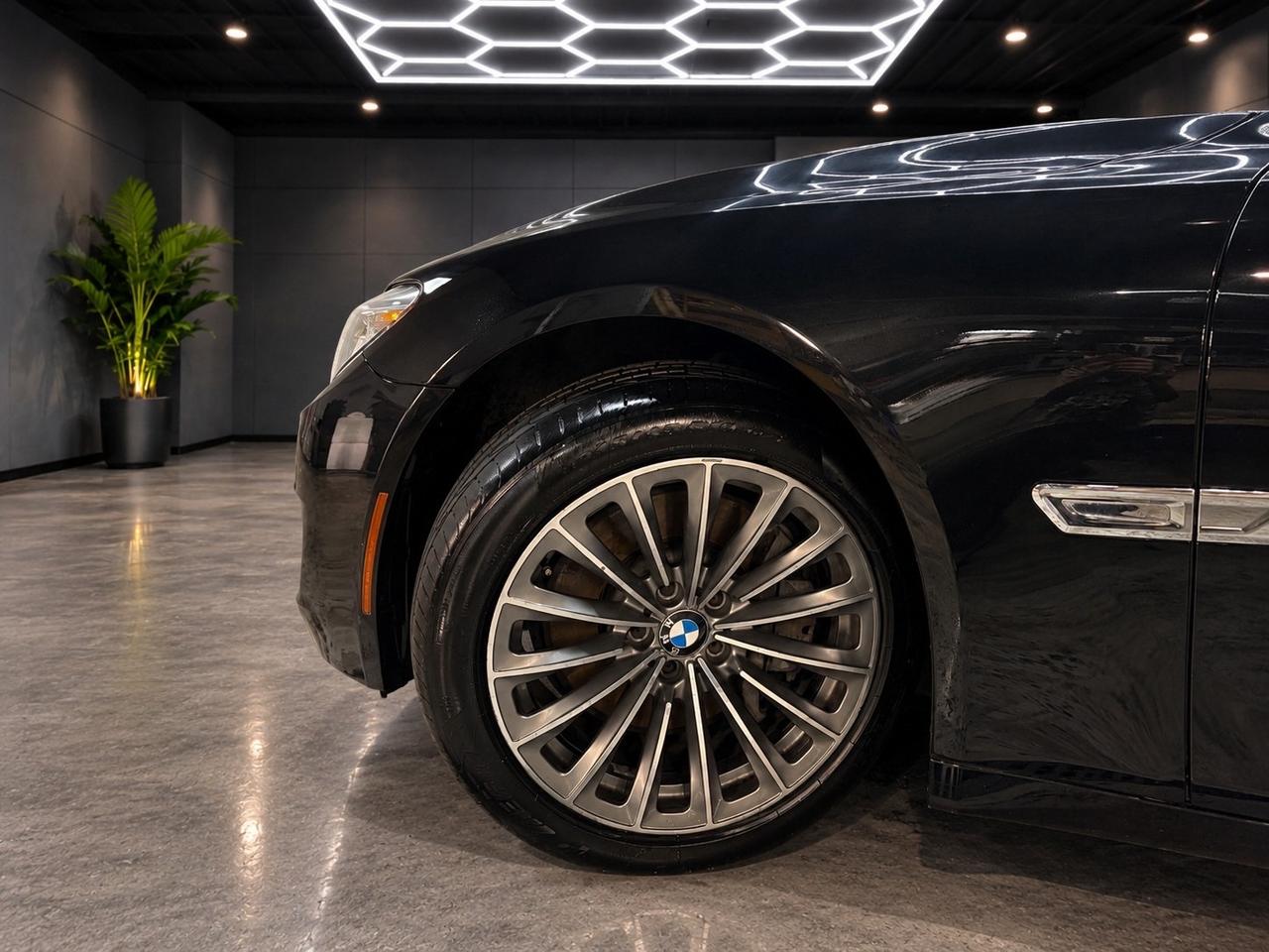 2014 BMW 750i 4dr Sdn 750i xDrive AWD Photo4