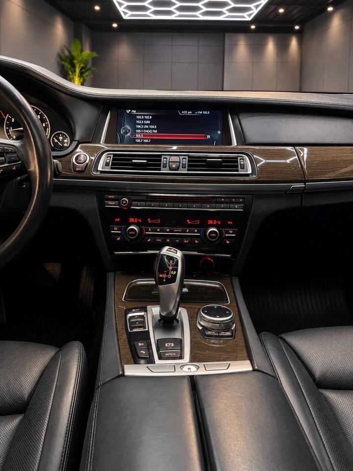 2014 BMW 750i 4dr Sdn 750i xDrive AWD Photo