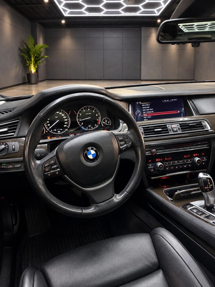 2014 BMW 750i 4dr Sdn 750i xDrive AWD Photo