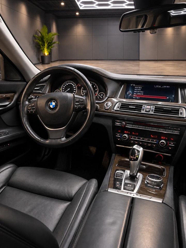 2014 BMW 750i 4dr Sdn 750i xDrive AWD Photo