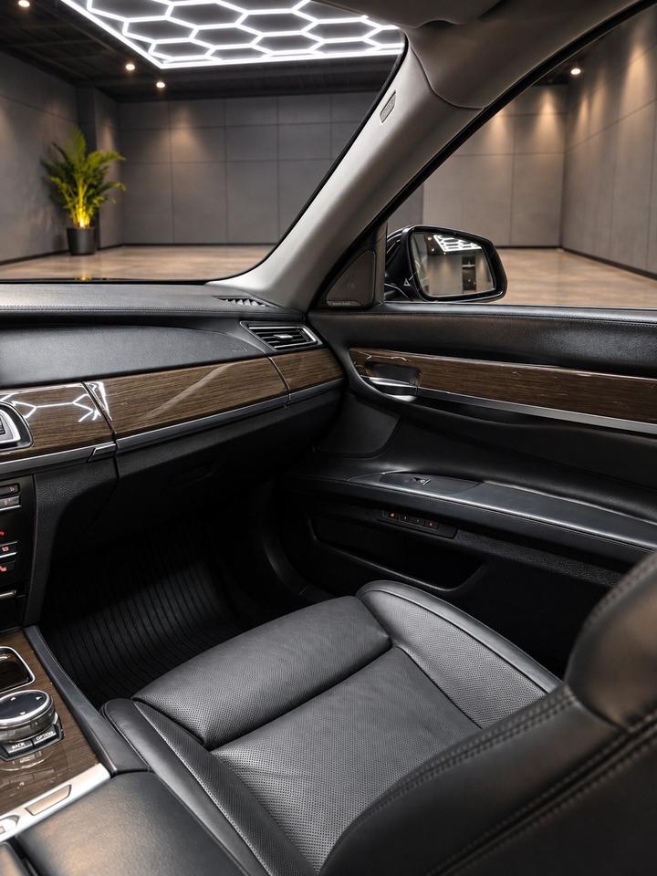2014 BMW 750i 4dr Sdn 750i xDrive AWD Photo