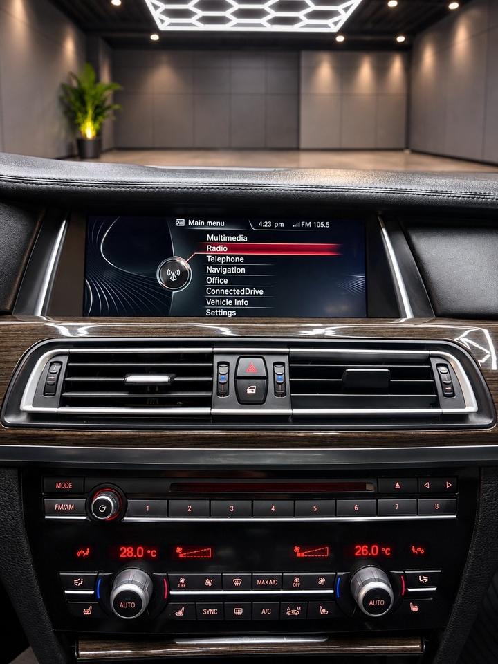 2014 BMW 750i 4dr Sdn 750i xDrive AWD Photo