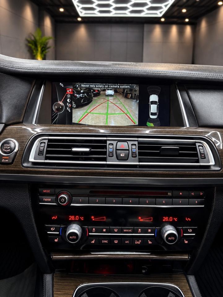 2014 BMW 750i 4dr Sdn 750i xDrive AWD Photo
