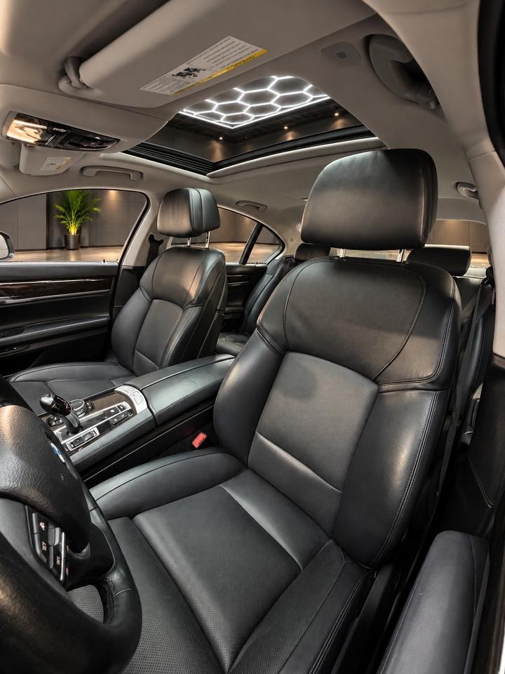 2014 BMW 750i 4dr Sdn 750i xDrive AWD Photo