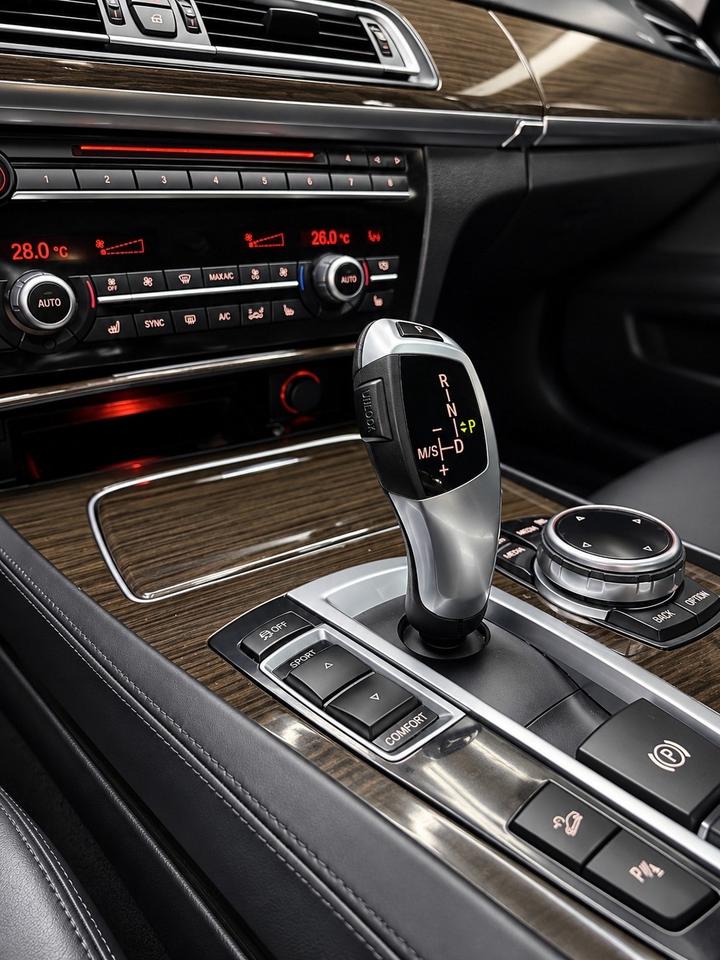 2014 BMW 750i 4dr Sdn 750i xDrive AWD Photo