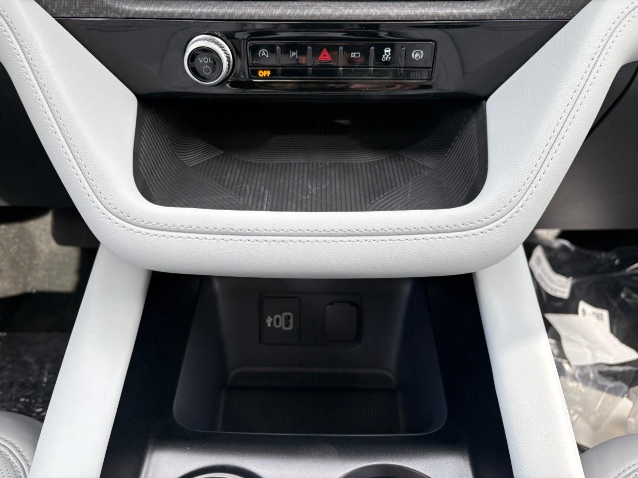 2027 Ford Explorer Platinum 4WD Photo