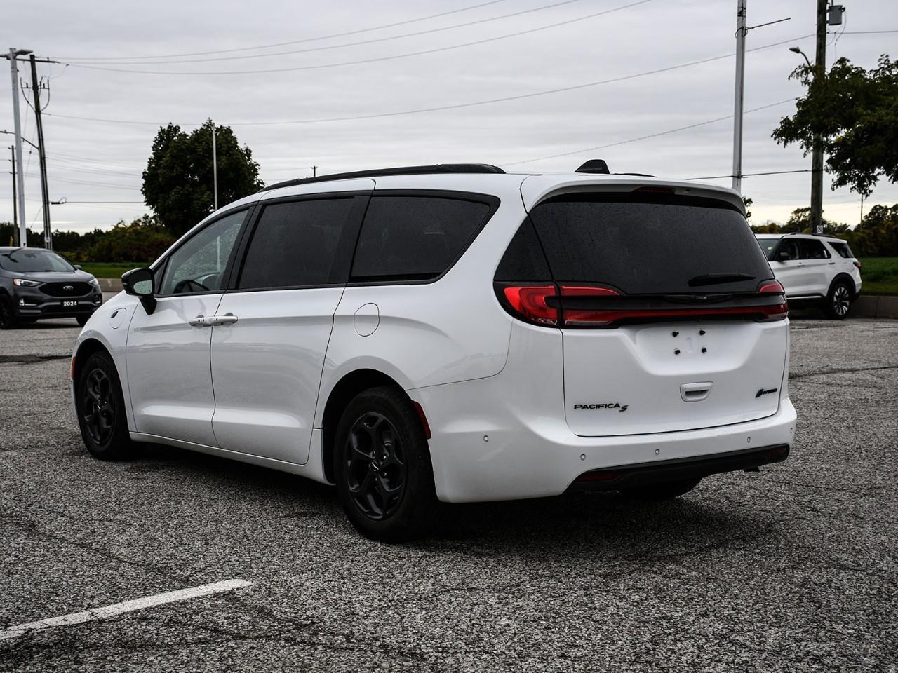 2024 Chrysler Pacifica Hybrid Select HYBRID | NAV | SUNROOF | HTD & COOLED SEATS | HTD STEERING Photo
