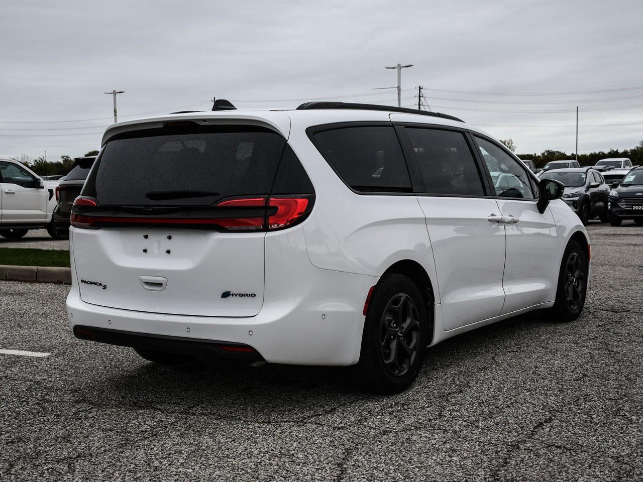 2024 Chrysler Pacifica Hybrid Select HYBRID | NAV | SUNROOF | HTD & COOLED SEATS | HTD STEERING Photo