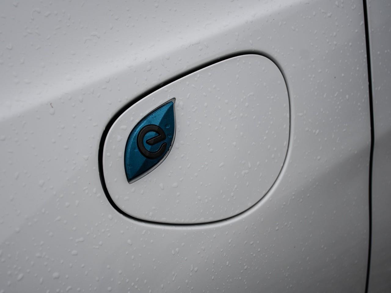 2024 Chrysler Pacifica Hybrid Select HYBRID | NAV | SUNROOF | HTD & COOLED SEATS | HTD STEERING Photo