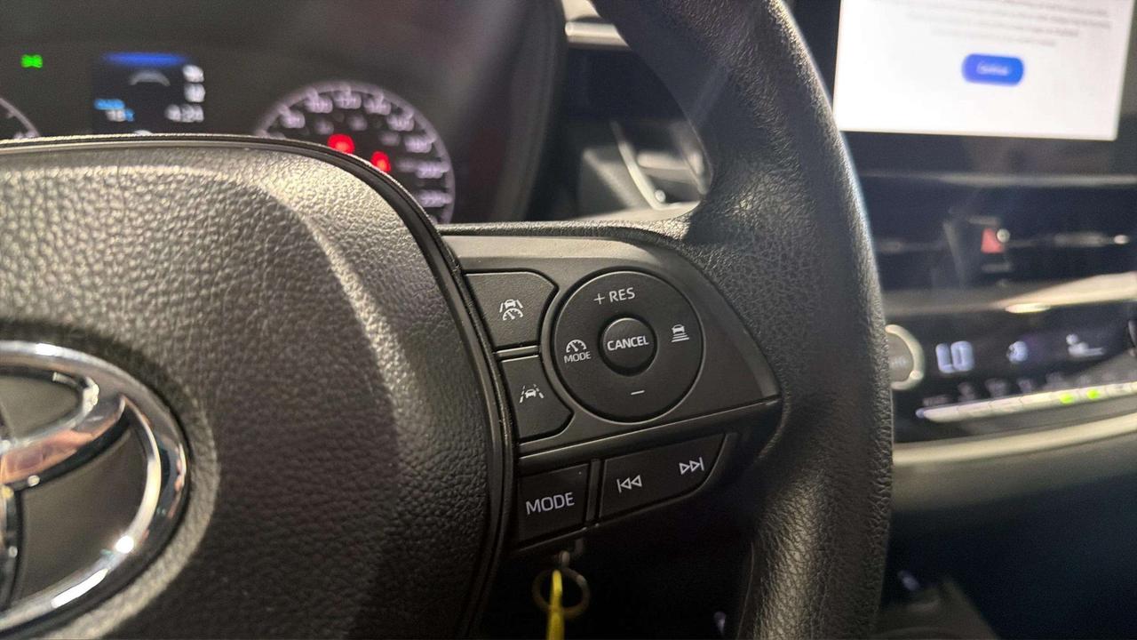2025 Toyota Corolla LE| CLEAN CARFAX| HTD SEATS| BLIND SPOT| CARPLAY Photo