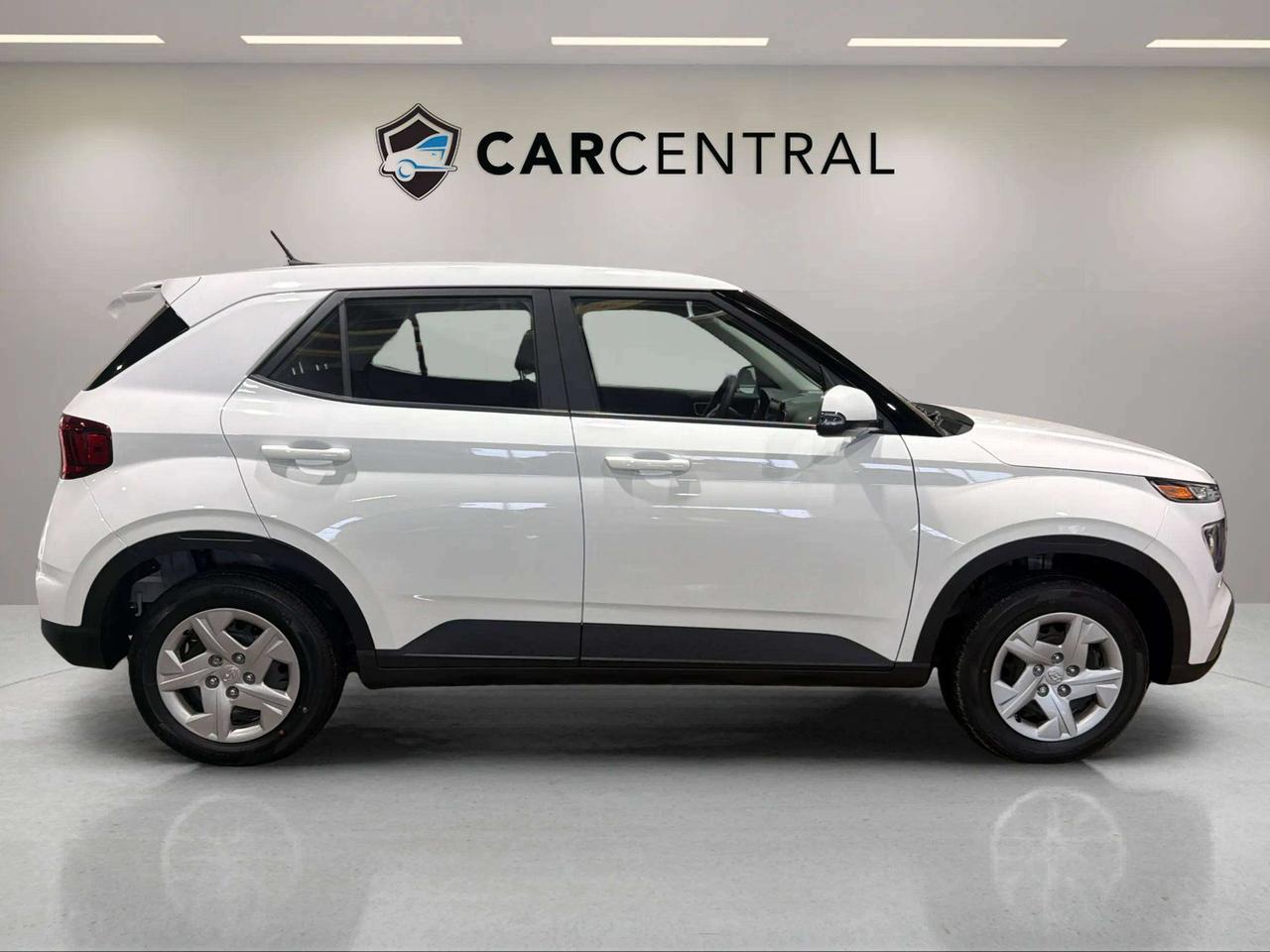 2026 Hyundai Venue ESSENTIAL| CLEAN CARFAX| LANE ASSIST| AWD| CARPLAY Photo