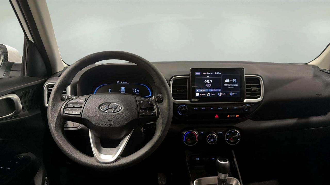 2026 Hyundai Venue ESSENTIAL| CLEAN CARFAX| LANE ASSIST| AWD| CARPLAY Photo