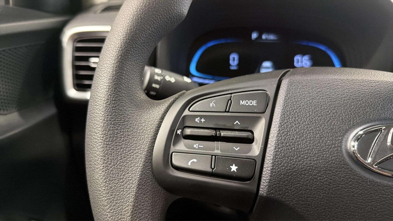2026 Hyundai Venue ESSENTIAL| CLEAN CARFAX| LANE ASSIST| AWD| CARPLAY Photo