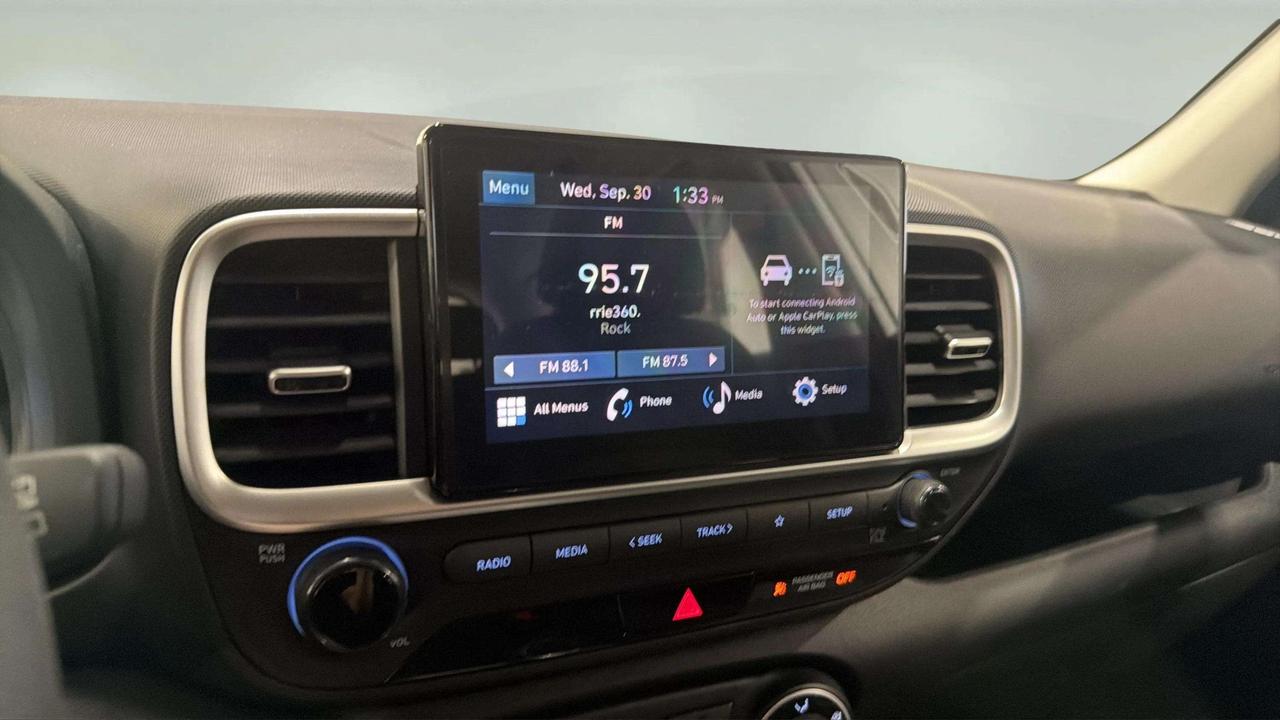 2026 Hyundai Venue ESSENTIAL| CLEAN CARFAX| LANE ASSIST| AWD| CARPLAY Photo