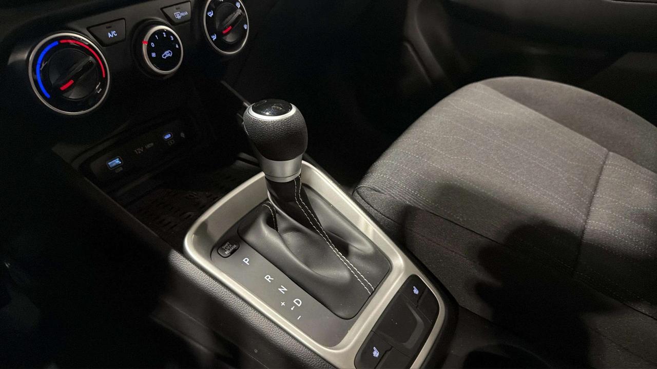 2026 Hyundai Venue ESSENTIAL| CLEAN CARFAX| LANE ASSIST| AWD| CARPLAY Photo