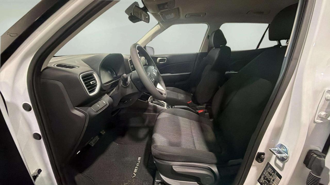 2026 Hyundai Venue ESSENTIAL| CLEAN CARFAX| LANE ASSIST| AWD| CARPLAY Photo