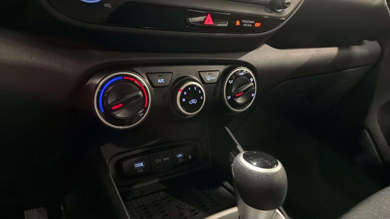 2026 Hyundai Venue ESSENTIAL| CLEAN CARFAX| LANE ASSIST| AWD| CARPLAY Photo