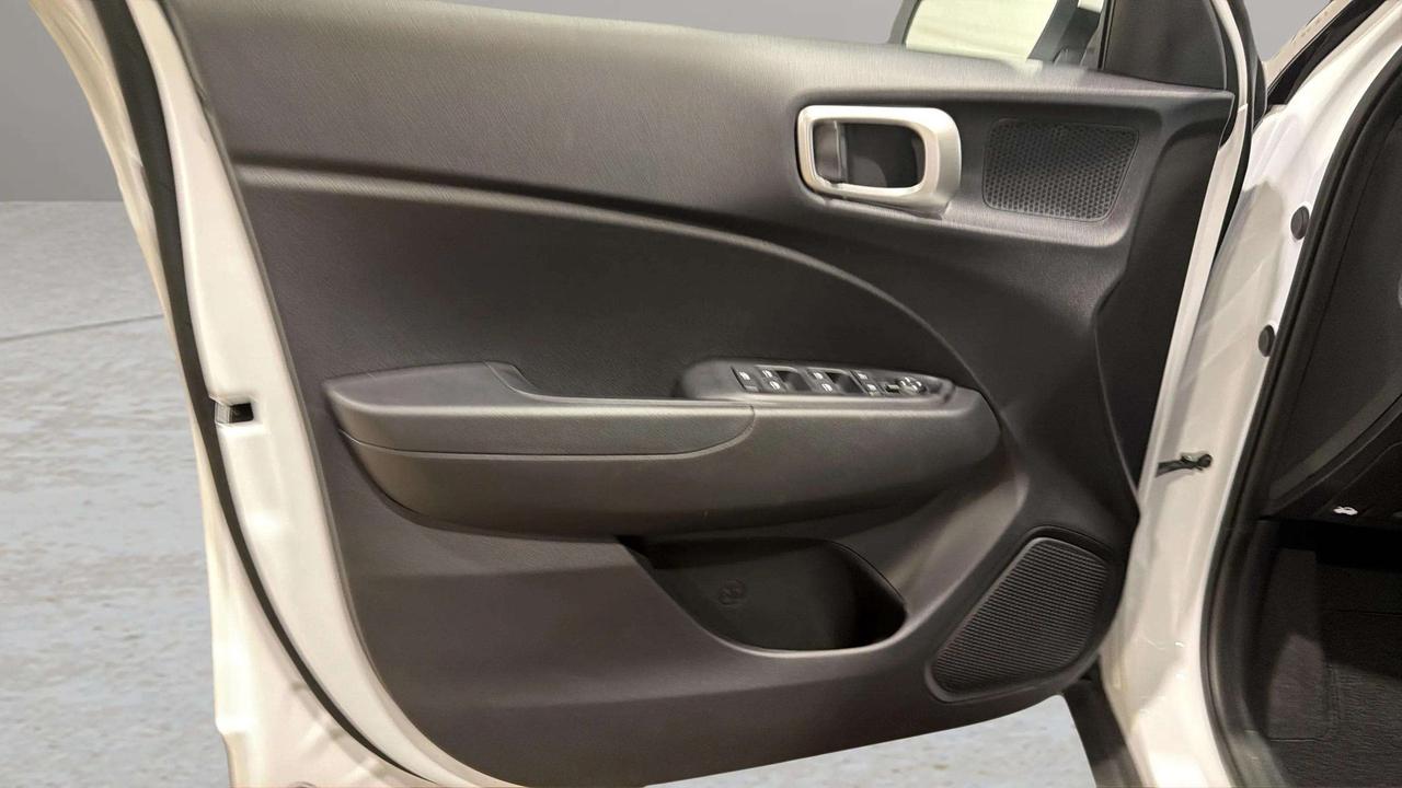 2026 Hyundai Venue ESSENTIAL| CLEAN CARFAX| LANE ASSIST| AWD| CARPLAY Photo