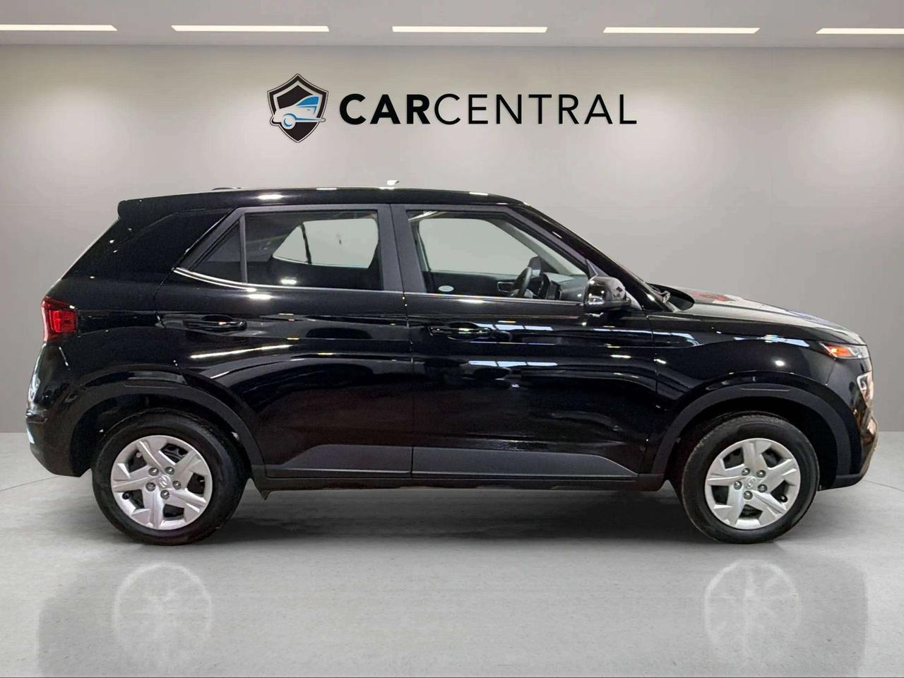 2026 Hyundai Venue ESSENTIAL| CLEAN CARFAX| LANE ASSIST| AWD| CARPLAY Photo