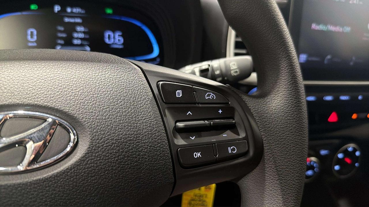 2026 Hyundai Venue ESSENTIAL| CLEAN CARFAX| LANE ASSIST| AWD| CARPLAY Photo