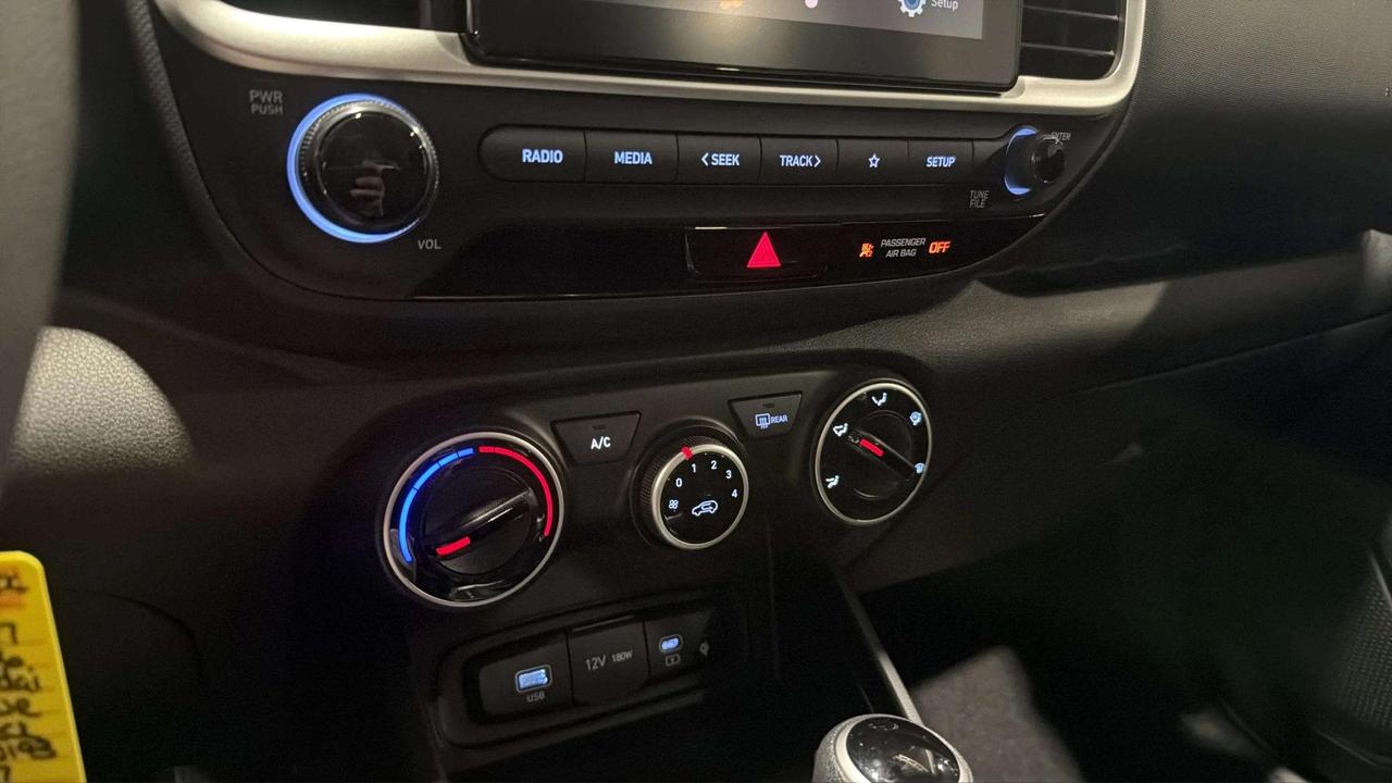 2026 Hyundai Venue ESSENTIAL| CLEAN CARFAX| LANE ASSIST| AWD| CARPLAY Photo