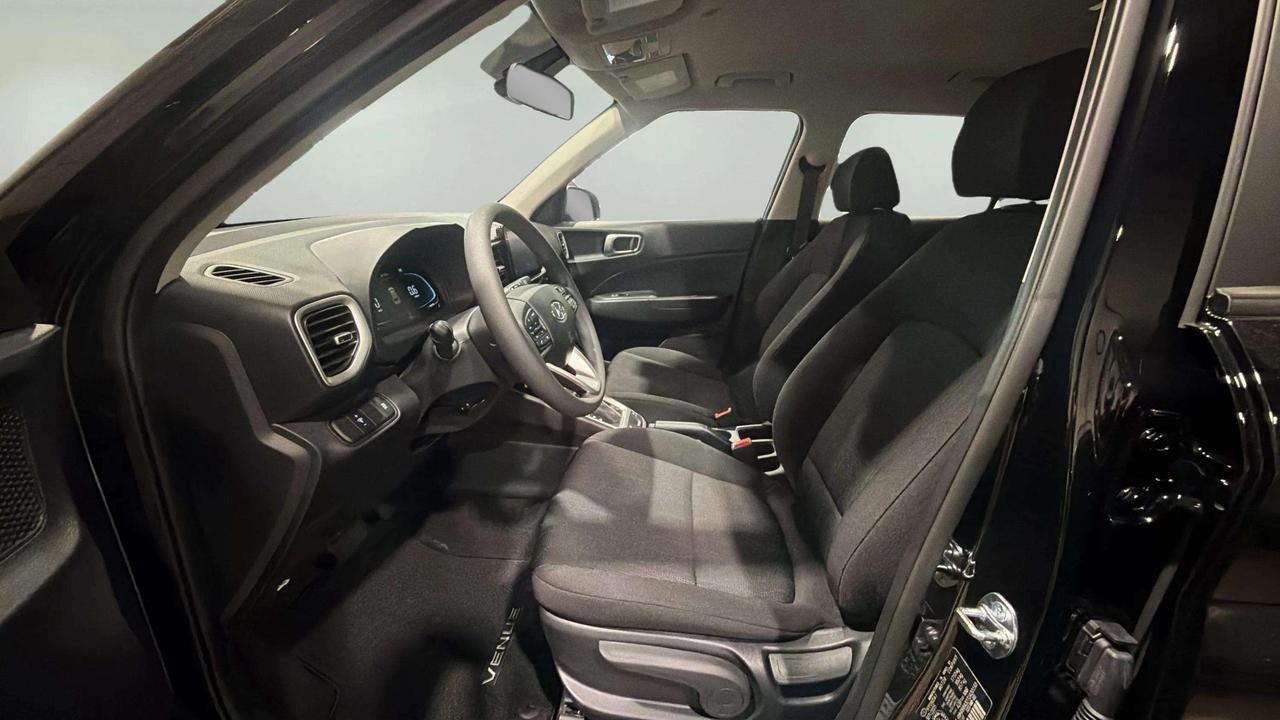2026 Hyundai Venue ESSENTIAL| CLEAN CARFAX| LANE ASSIST| AWD| CARPLAY Photo