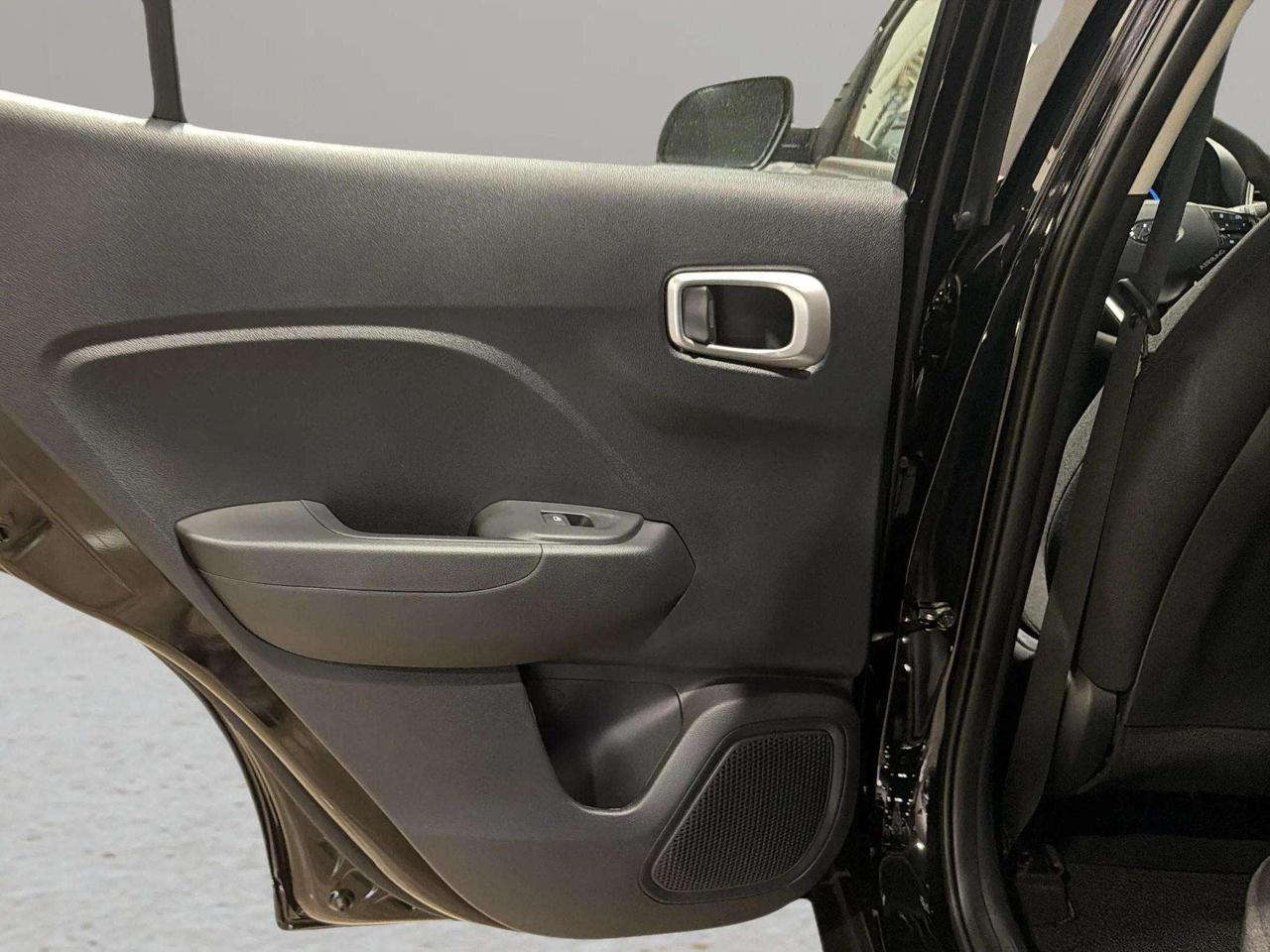 2026 Hyundai Venue ESSENTIAL| CLEAN CARFAX| LANE ASSIST| AWD| CARPLAY Photo