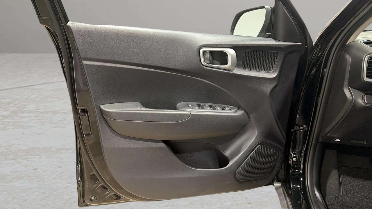 2026 Hyundai Venue ESSENTIAL| CLEAN CARFAX| LANE ASSIST| AWD| CARPLAY Photo