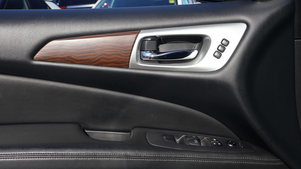 2020 Nissan Pathfinder Platinum | Moonroof Photo