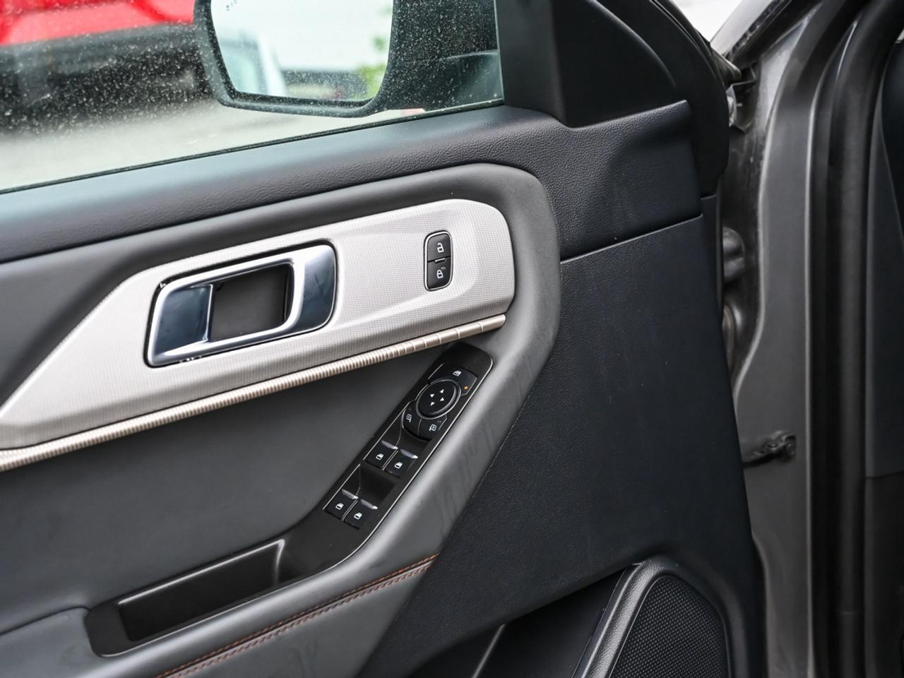 2025 Ford Explorer Active Photo