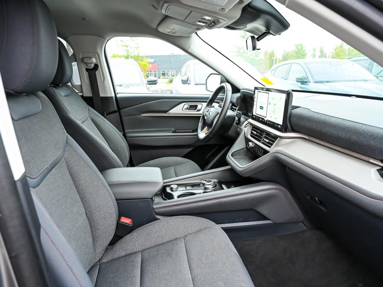 2025 Ford Explorer Active Photo