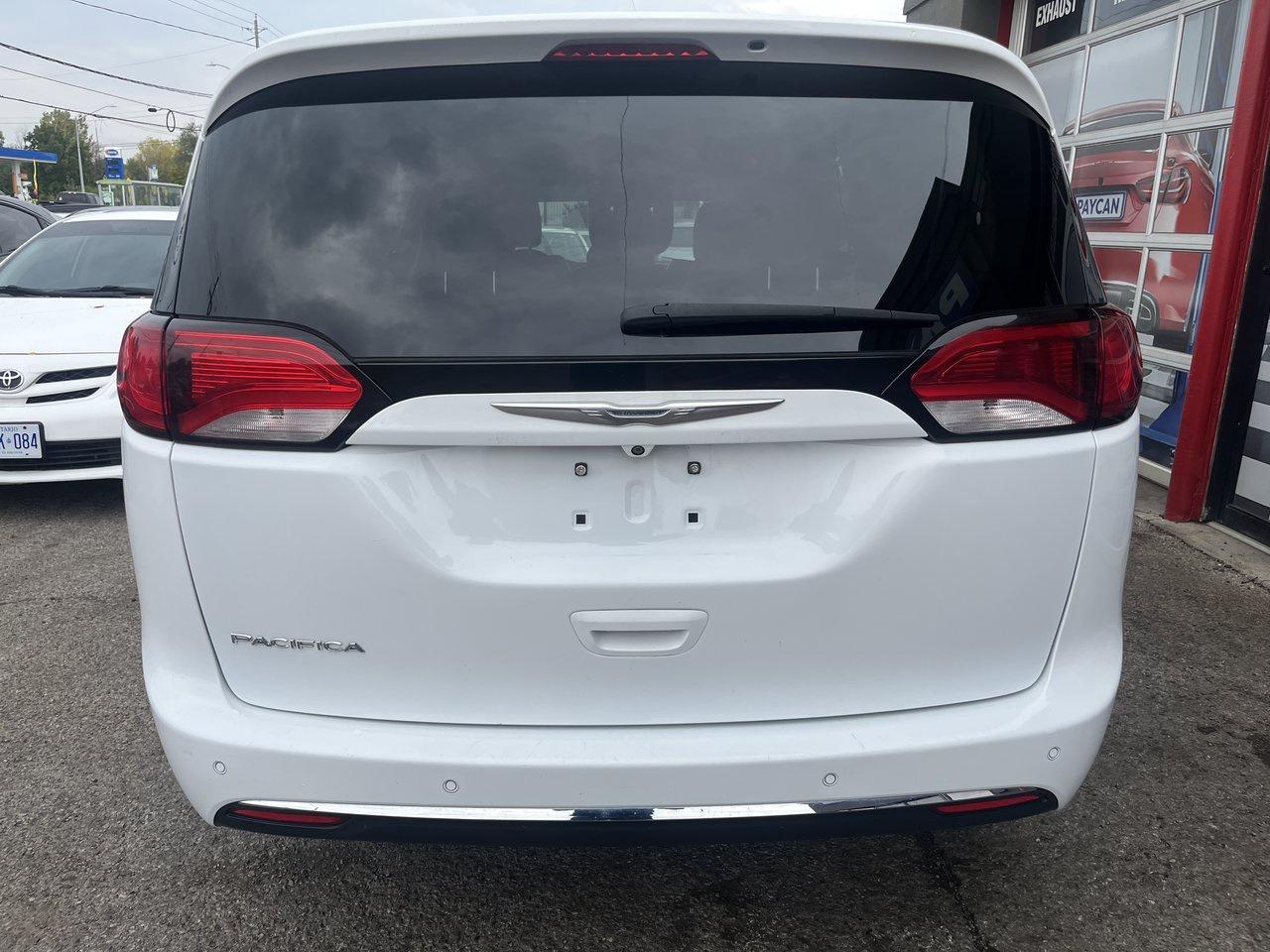 2017 Chrysler Pacifica Touring-L Plus Photo4