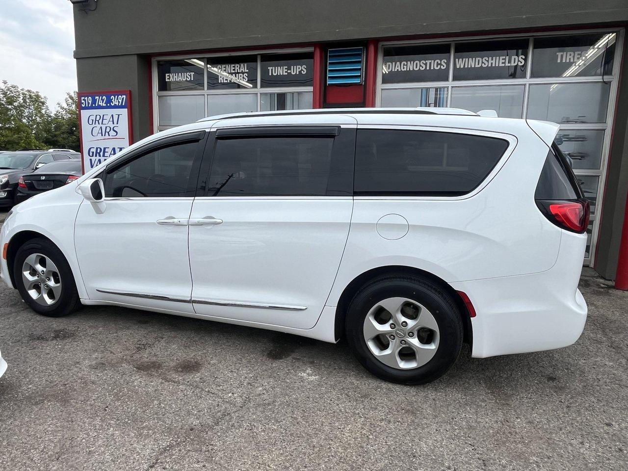 2017 Chrysler Pacifica Touring-L Plus Photo