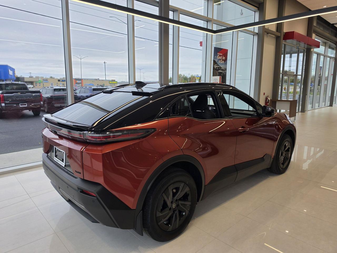 2026 Toyota C-HR C-HR XSE AWD - 2 TONE COLOUR Photo2