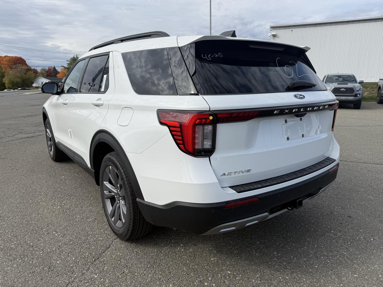 2027 Ford Explorer Active w/200A Pkg 4WD Photo3