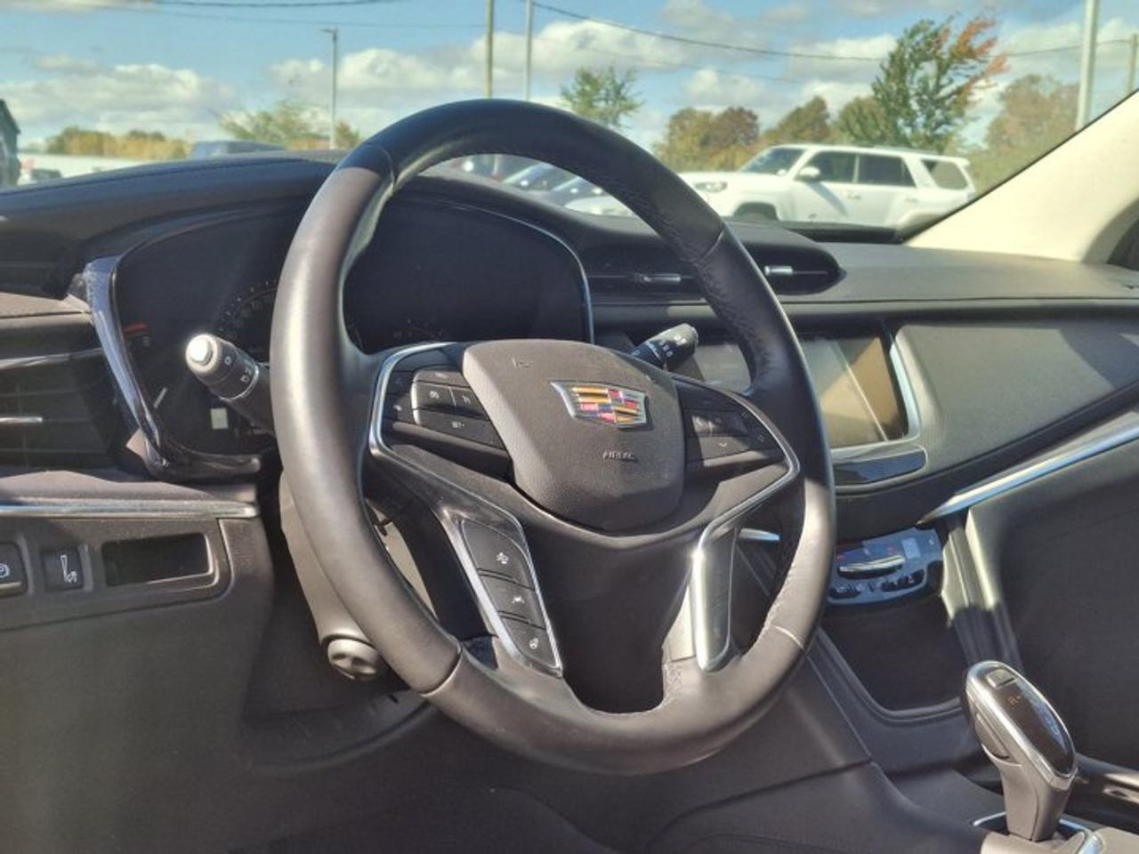 2018 Cadillac XT5 Luxury AWD | Leather | Navi | Pano Roof | Heated Seats | CarPlay | Remote Start | and More ! Photo