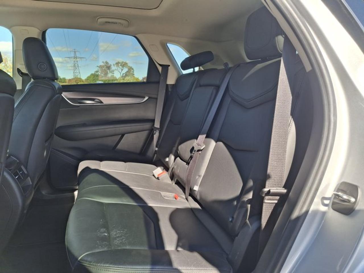 2018 Cadillac XT5 Luxury AWD | Leather | Navi | Pano Roof | Heated Seats | CarPlay | Remote Start | and More ! Photo