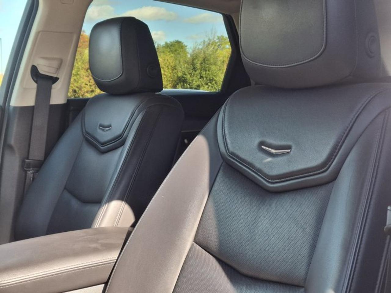 2018 Cadillac XT5 Luxury AWD | Leather | Navi | Pano Roof | Heated Seats | CarPlay | Remote Start | and More ! Photo