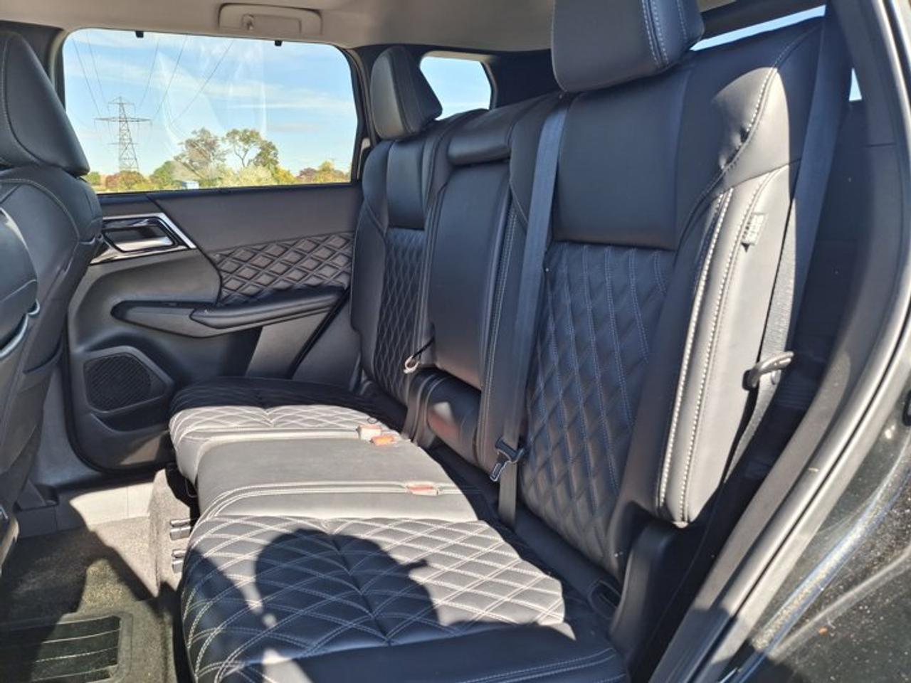 2024 Mitsubishi Outlander Plug-In Hybrid GT AWC | Leather | Sunroof | Nav | HUD | ACC | Heated Wheel + Seats | 360 Camera | CarPlay & More ! Photo