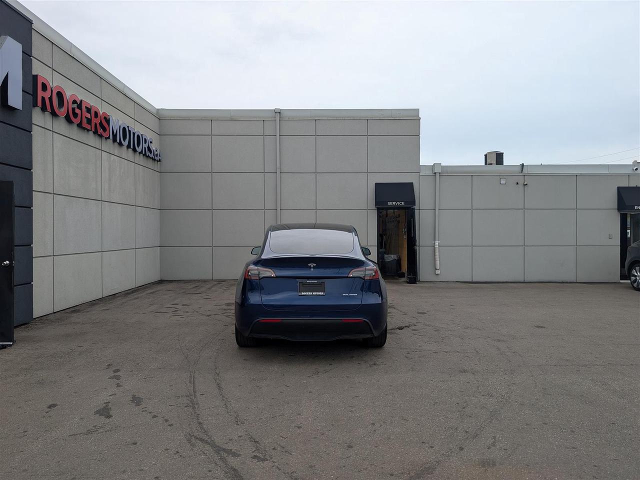 2023 Tesla Model Y LONG RANGE AWD - DUAL MOTOR Photo3