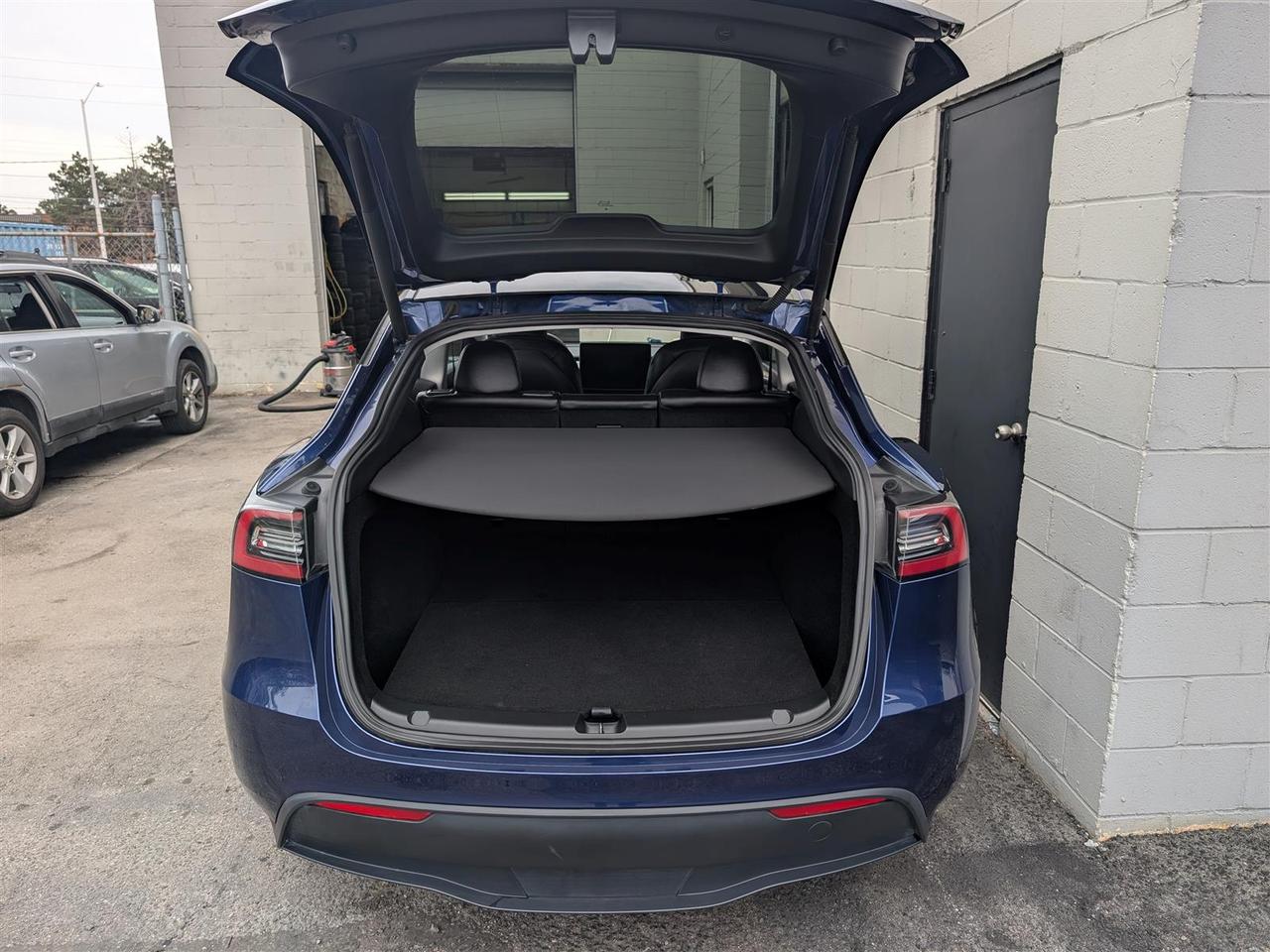 2023 Tesla Model Y LONG RANGE AWD - DUAL MOTOR Photo