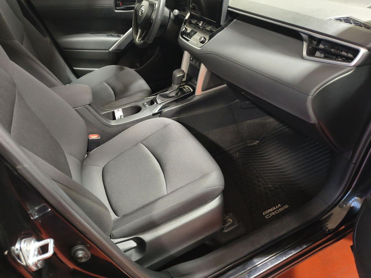 2024 Toyota Corolla Cross LE Photo0