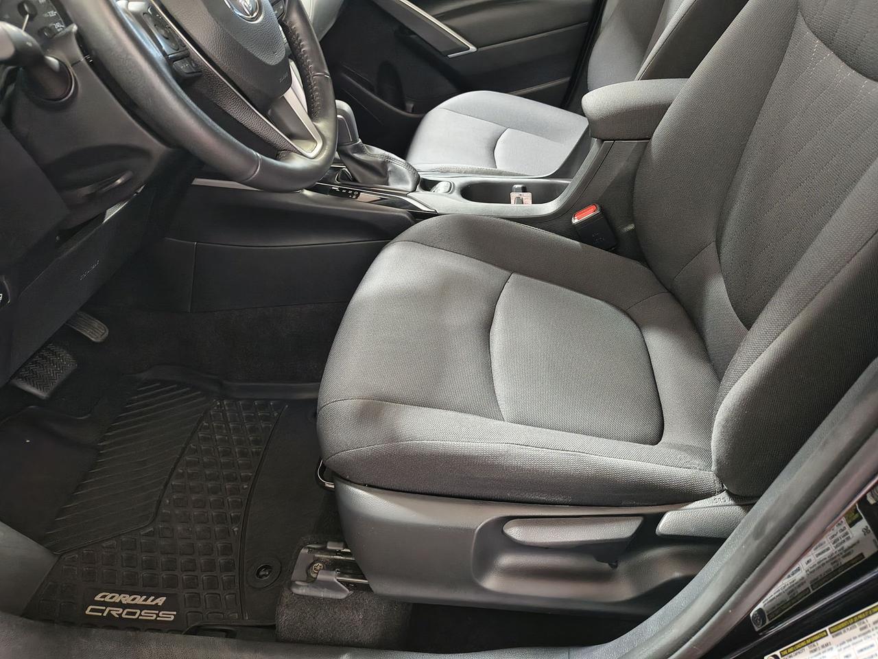 2024 Toyota Corolla Cross LE Photo