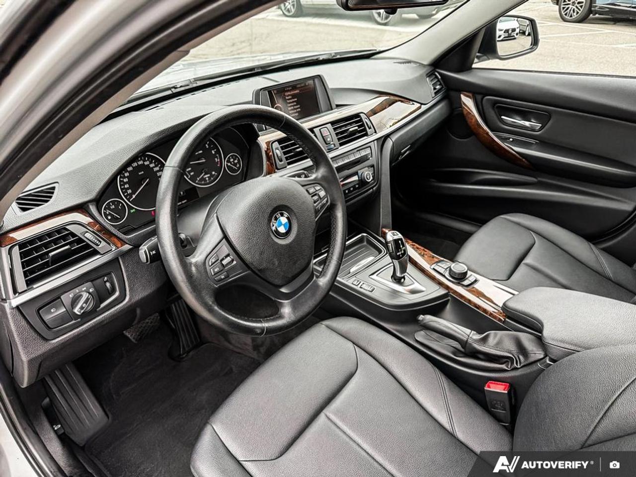 2012 BMW 320 i PREMIUM PK|LOW KM Photo